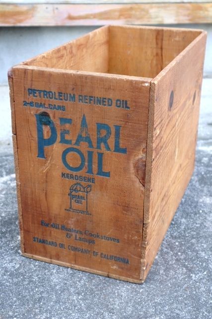 Тара формату case oil: фірмовий дерев'яний ящик з-під гасу Pearl Oil