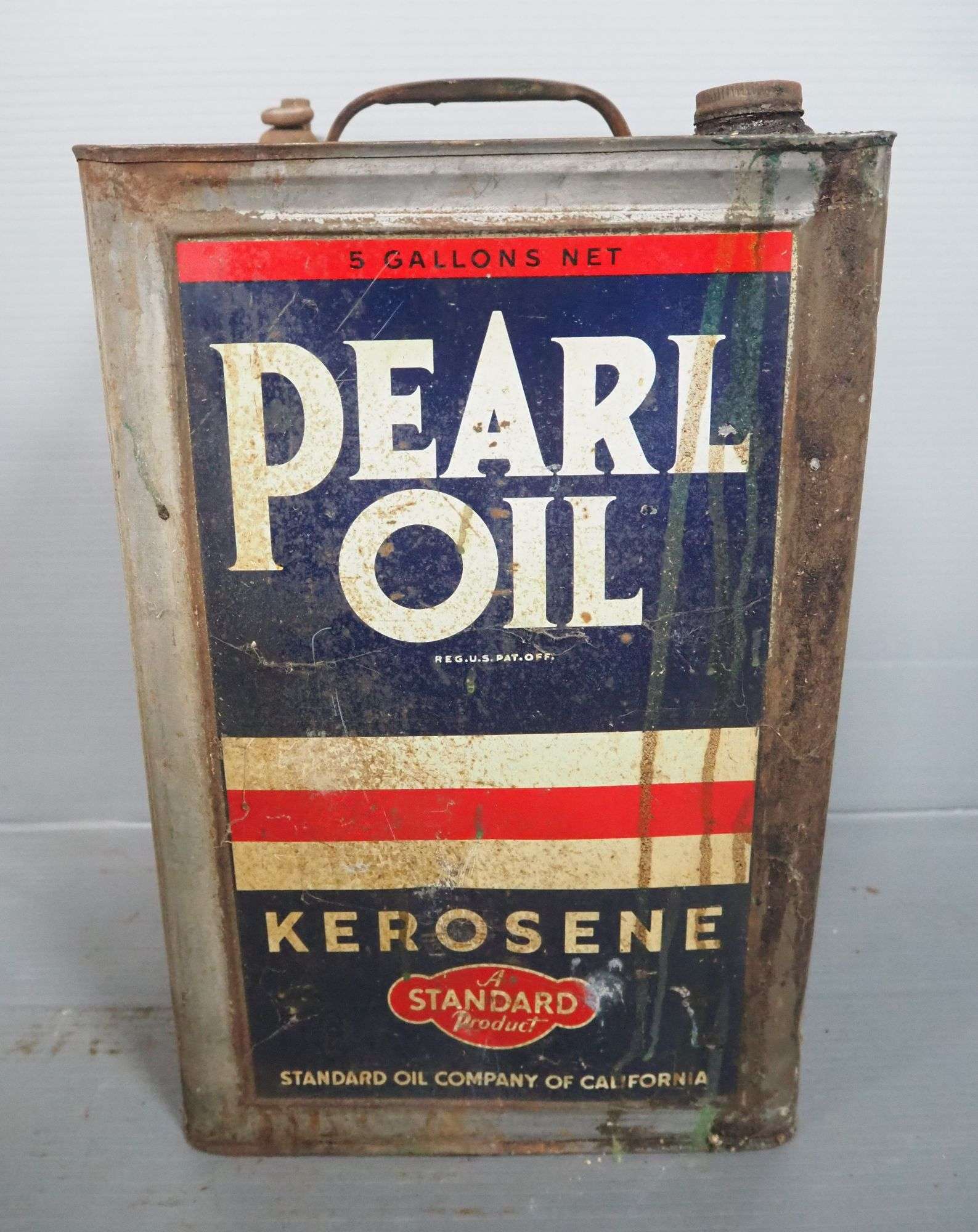 Старовинний бляшаний бідон з-під гасу марки Pearl Oil