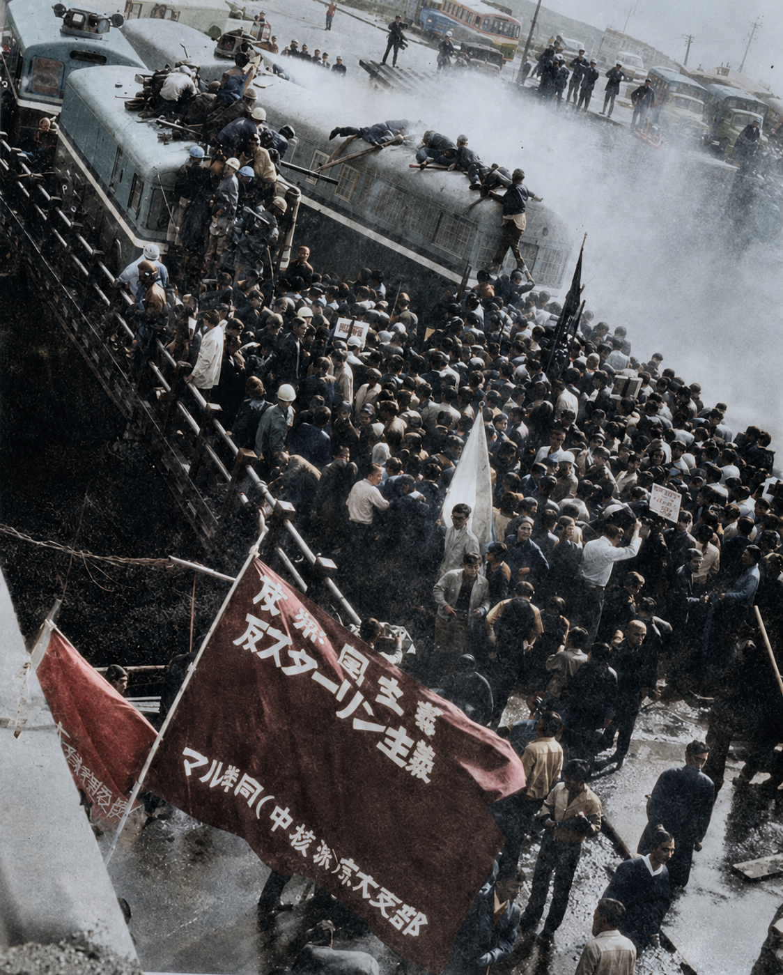 On October 8, 1967, the All-Japan Federation of Student Self-Government Associations (Zengakuren) fought to prevent Prime Minister Sato's visit to South Vietnam, advocating for an end to the Vietnam War. (Haneda Bentenbashi Bridge)